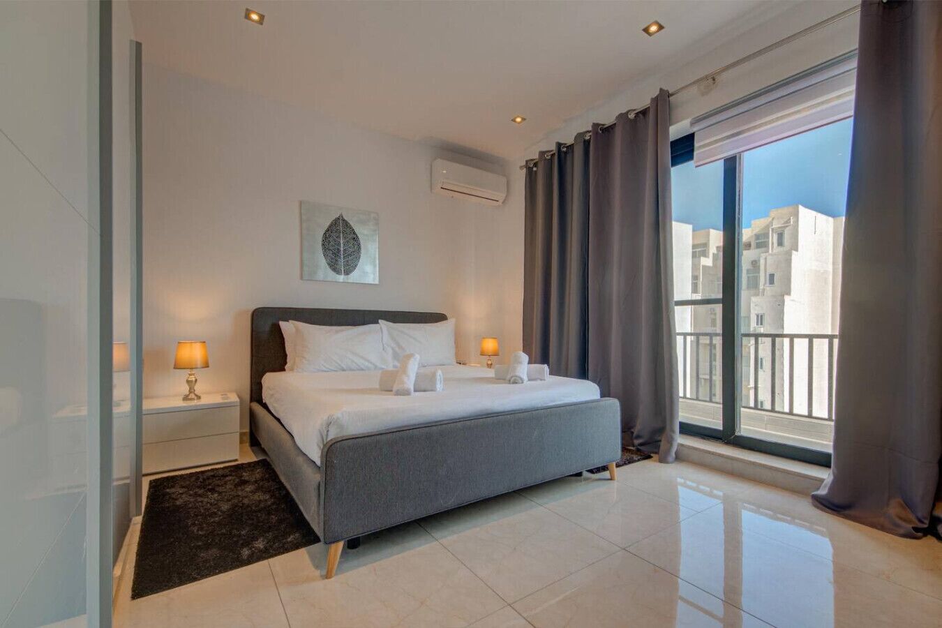 Schreibtisch, Bügeleisen/Bügelbrett, Reisekinderbett, WLAN