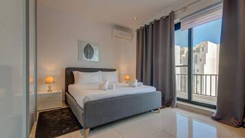 Schreibtisch, Bügeleisen/Bügelbrett, Reisekinderbett, WLAN