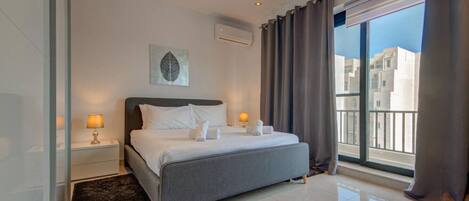 Schreibtisch, Bügeleisen/Bügelbrett, Reisekinderbett, WLAN