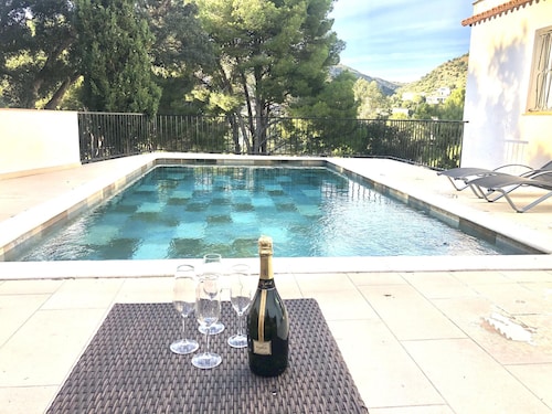Spacious villa near beach with pool and Wi-Fi