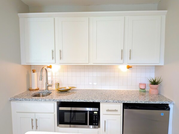 Microwave, coffee/tea maker, toaster, cookware/dishes/utensils - Heavenly Hideaway Unit 1 (Daytona Beach)