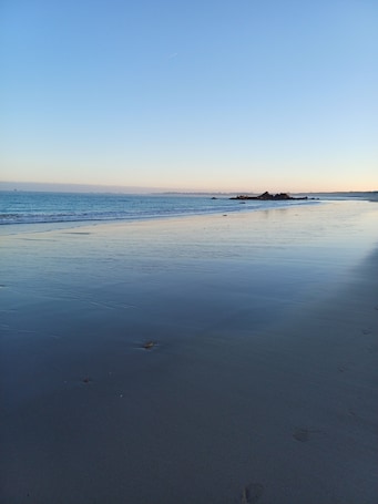 Beach nearby. Chalet "Bord de Mer à Ode Vras" with Private Terrace, Garden & Wi-Fi
