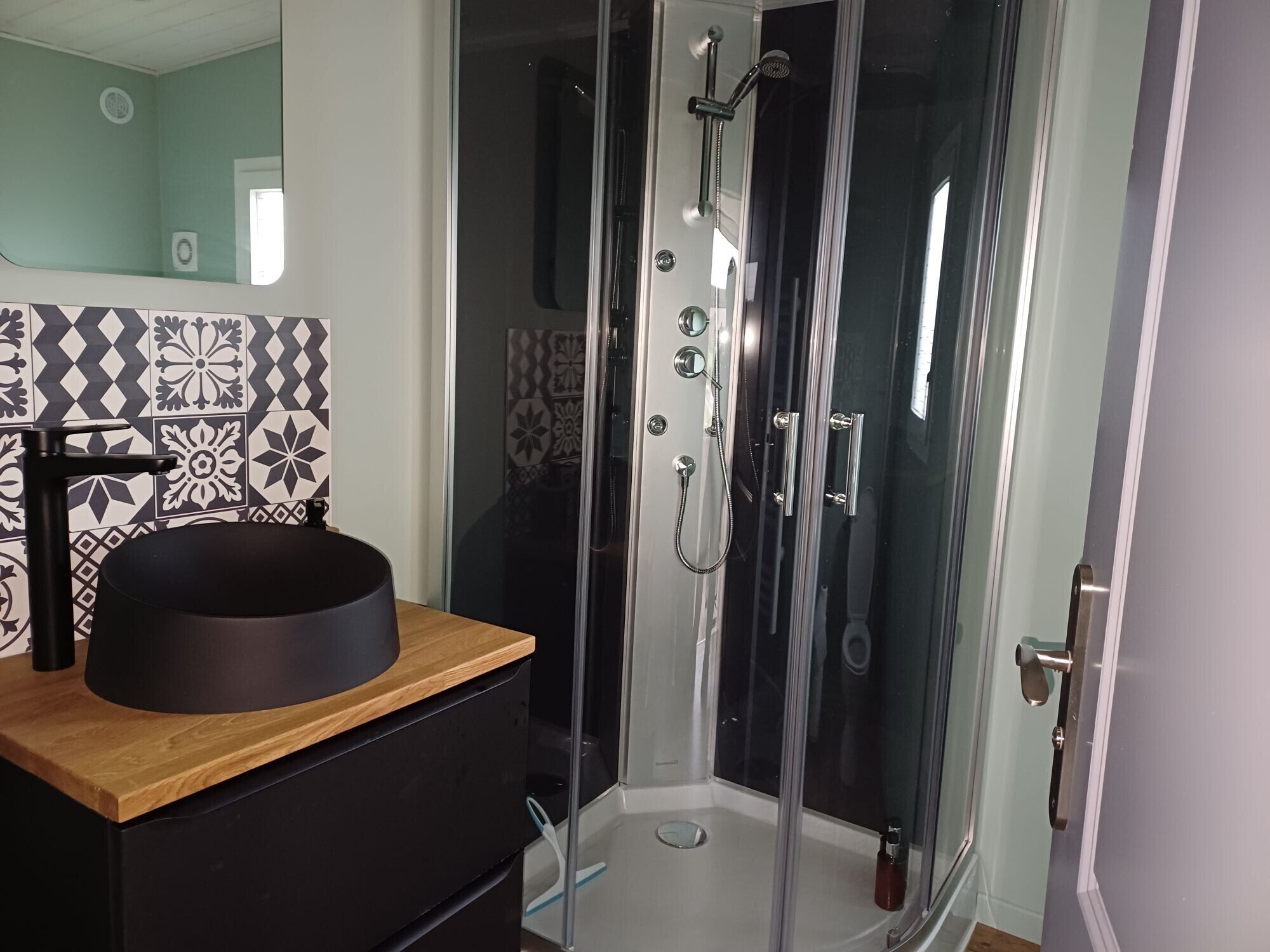 Een douche, een haardroger, handdoeken