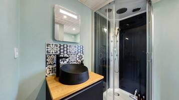 Een douche, een haardroger, handdoeken