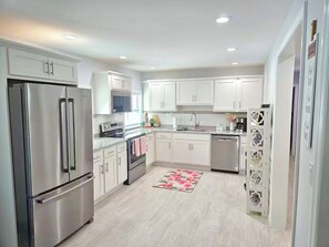 Private kitchen - Heavenly Hideaway | Beach breeze & Cozy Vibe! | Sleeps 10! (Daytona Beach)