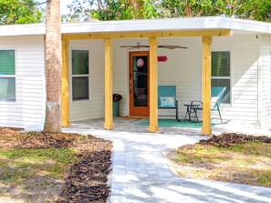 Terrace/patio - Heavenly Hideaway | Beach breeze & Cozy Vibe! | Sleeps 10! (Daytona Beach)