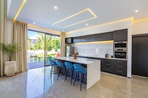 Private kitchen - Beautiful villa with swimming pool at Argan Golf Resort (Marrakesh)