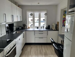 Fridge, stovetop, dishwasher, toaster