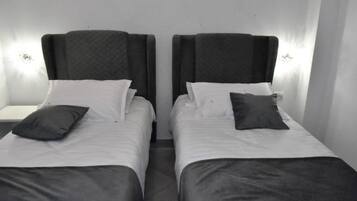 Phòng 2 giường đơn Tiêu chuẩn, quang cảnh thành phố | Bàn, khu vực làm việc phù hợp cho laptop