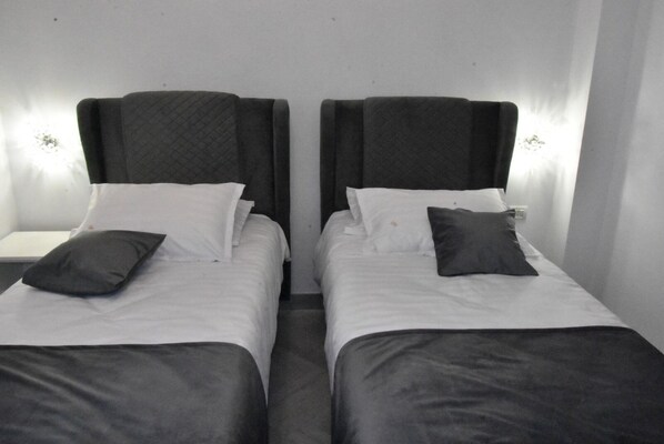 Phòng 2 giường đơn Tiêu chuẩn, quang cảnh thành phố | Bàn, khu vực làm việc phù hợp cho laptop