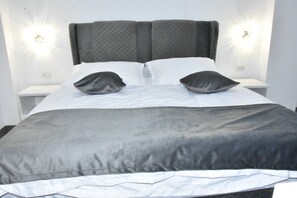 Habitación doble superior, balcón, vistas a la ciudad | Ropa de cama hipoalergénica, minibar, escritorio