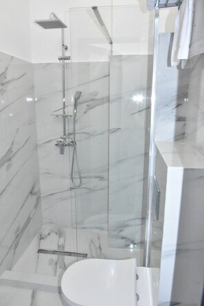 Shower, eco-friendly toiletries, hair dryer, towels - Hotel Monica (Bucharest)