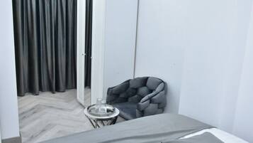 Standard dubbelrum - utsikt mot staden | Allergitestade sÀngklÀder, minibar, skrivbord och arbetsyta för laptop