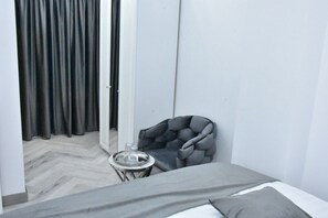Hypo-allergenic bedding, minibar, desk, laptop workspace - Hotel Monica (Bucharest)