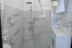 Shower, eco-friendly toiletries, hair dryer, towels - Hotel Monica (Bucharest)