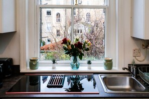 Micro-ondes, four, plaque de cuisson, cafetière/bouilloire