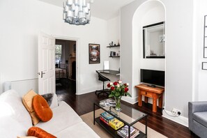 TV, books - Rialto Luxury Central Apartment (Bath)