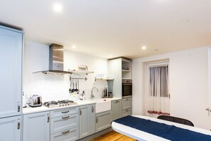 冷蔵庫、電子レンジ、オーブン、コンロ