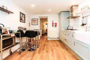 冷蔵庫、電子レンジ、オーブン、コンロ