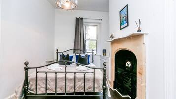 Desk, iron/ironing board, WiFi, bed sheets