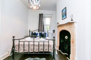 Desk, iron/ironing board, WiFi, bed sheets - Rialto Luxury Central Apartment (Bath)