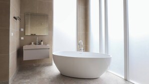 Een douche, een haardroger, handdoeken