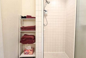 Een douche, een haardroger, handdoeken