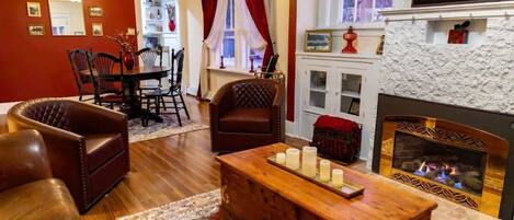 Smart TV, chimenea y oficina