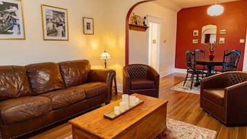 Smart-tv, een open haard en een kantoor