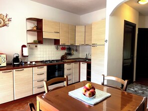 Wasserkocher mit Kaffee-/Teezubehör, Kühlschrank, Mikrowelle, Ofen