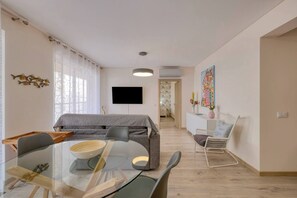 TV - Elite 4F - Modern Apt in Praia da Rocha (Portimão)