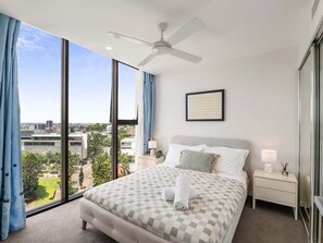 Skrivbord, strykjärn/strykbräda, wi-fi och sängkläder