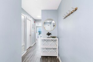 Apartment - NEW Gulf Front - Beaches Pool Dining and Fun (Gulf Shores)