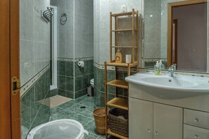 Shower, hair dryer - Harmonious Well Decorated T3 Apt (Lagos)
