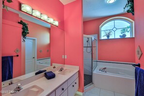 Shower, jetted bath, hair dryer, towels - 3-bedroom house in Airport Community Minutes from Daytona Beach and the Atlantic (Port Orange)