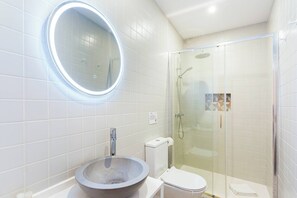 Een douche, handdoeken