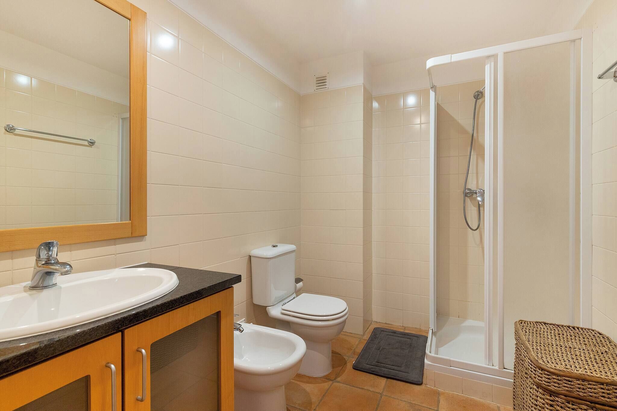 Douche, sèche-cheveux, serviettes fournies, savon