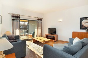 TV - Marina Park 2b-room cozy apt (Lagos)
