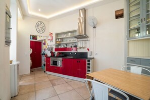 ثلاجة، ميكروويف، فرن، ماكينة لصنع القهوة/الشاي