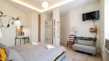 Iron/ironing board, free WiFi, bed sheets