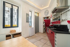 ثلاجة، ميكروويف، فرن، ماكينة لصنع القهوة/الشاي