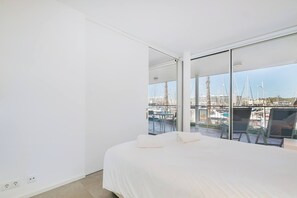 2 bedrooms, iron/ironing board, free WiFi - Be inside the Marina ! (Lagos)