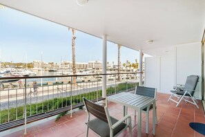 Outdoor dining - Be inside the Marina ! (Lagos)