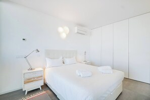2 bedrooms, iron/ironing board, free WiFi - Be inside the Marina ! (Lagos)