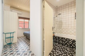 Iron/ironing board, travel cot, free WiFi, bed sheets