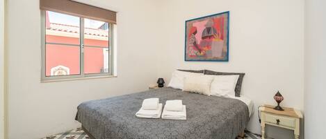 مكواة/لوح كي وسرير سفر وواي فاي مجانًا وملاءات أسرّة