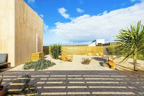Property grounds - Sunny, modern villa with terraces and garden (Sagres)