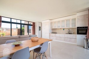 Fridge, microwave, oven, stovetop - Sunny, modern villa with terraces and garden (Sagres)