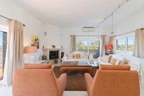TV, fireplace, ping pong - Comfortable & Secluded Family Villa near Luz Beach (Lagos)