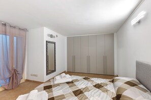 Een strijkplank/strijkijzer, beddengoed